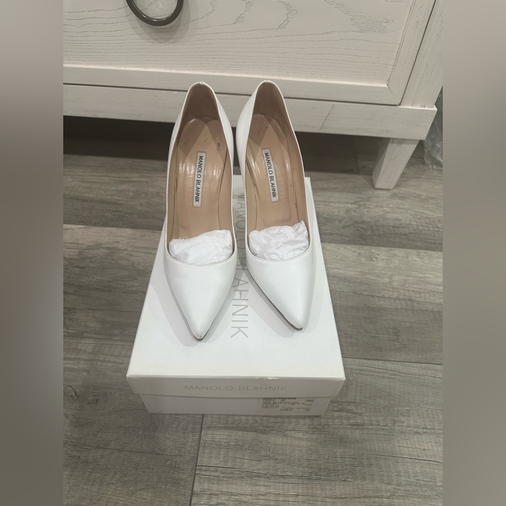 AUTHENTIC Preowned Manolo Blahnik in White Size 36.5